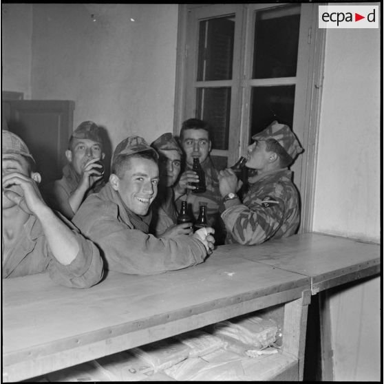 Moment de convivialité chez les commandos. [Description en cours]