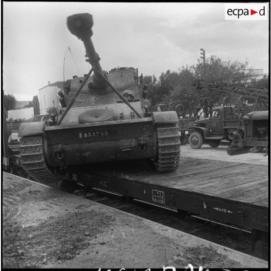 Embarquement de chars AMX-13 sur un train. [Description en cours]