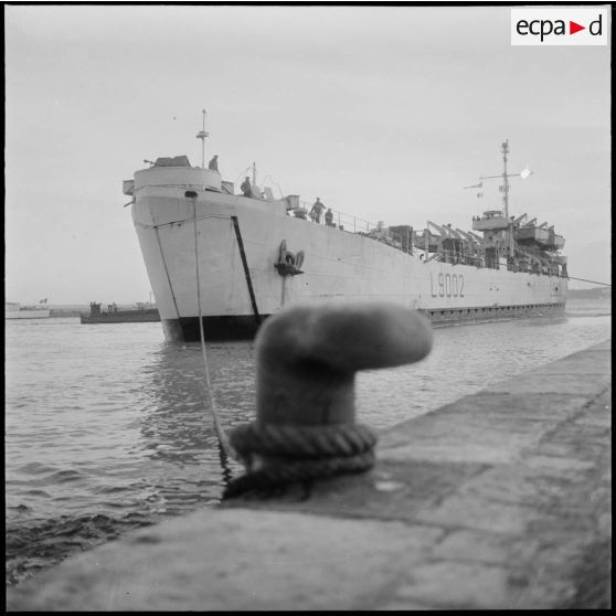 Péniche de débarquement L9002 (LST Orne). [Description en cours]