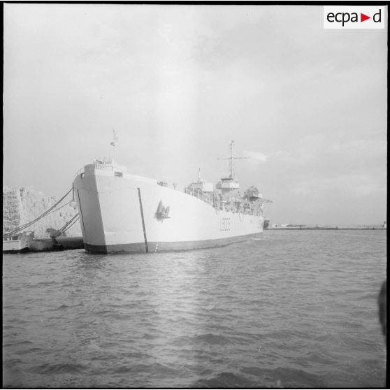 La péniche de débarquement Odet (L9005) dans le port d'Arzew. [Description en cours]