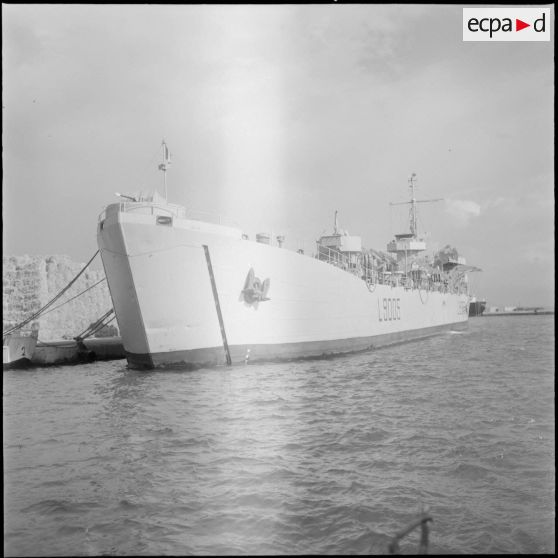 La péniche de débarquement Odet (L9005) dans le port d'Arzew. [Description en cours]