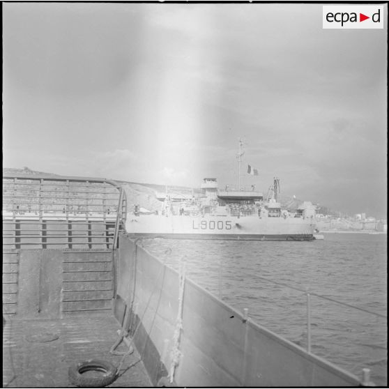 La péniche de débarquement Odet (L9005) dans le port d'Arzew. [Description en cours]