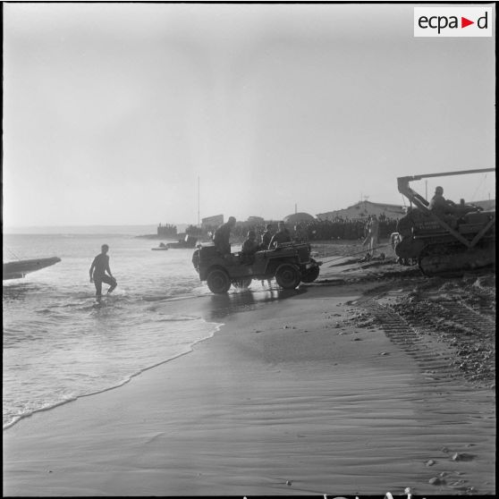 Remorquage d'une jeep sur la plage. [Description en cours]