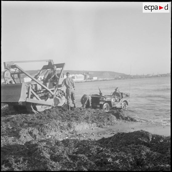 Remorquage d'une jeep sur la plage. [Description en cours]