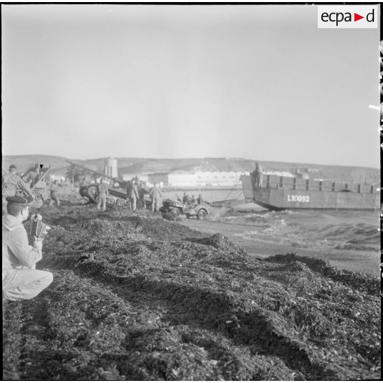 Remorquage d'une jeep sur la plage. [Description en cours]