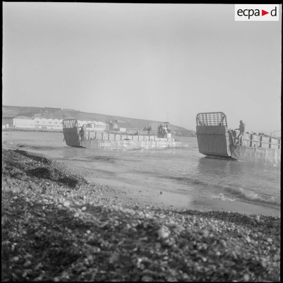 Manœuvres de barges pendant l’exercice. [Description en cours]