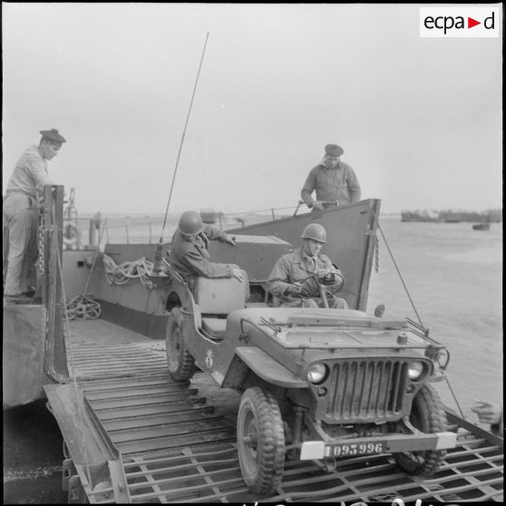 Débarquement d'une jeep sur la plage. [Description en cours]