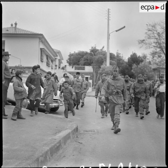 Défilé de prisonniers dans la ville de Saïda. [Description en cours]