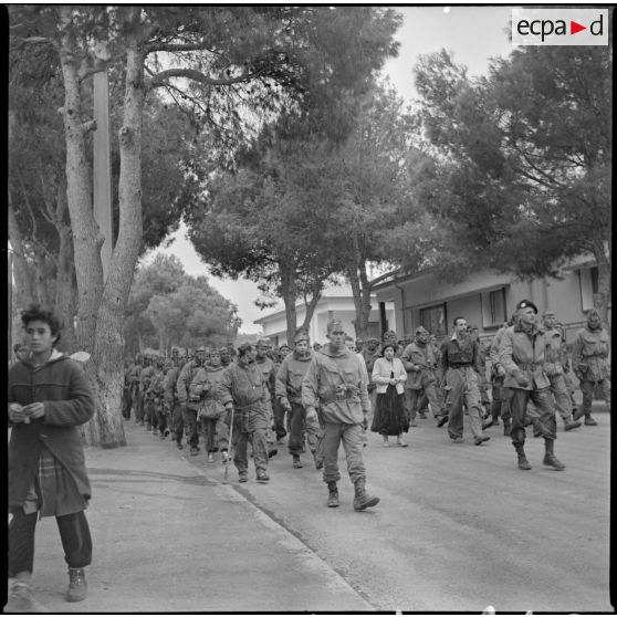 Défilé de prisonniers dans la ville de Saïda. [Description en cours]