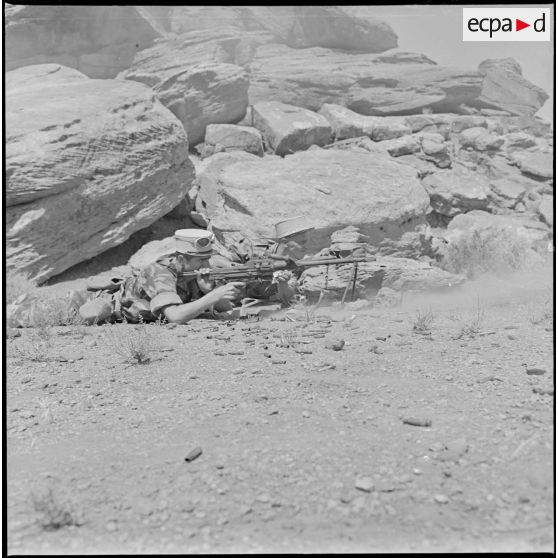 Le 2e régiment étranger d'infanterie en opération à l'occasion du tournage du film Opération combinée en Algérie. [Description en cours]