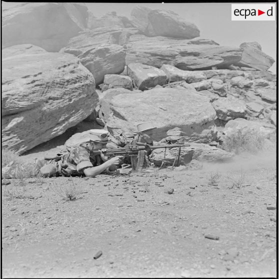 Le 2e régiment étranger d'infanterie en opération à l'occasion du tournage du film Opération combinée en Algérie. [Description en cours]