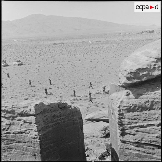 Le 2e régiment étranger d'infanterie en opération à l'occasion du tournage du film Opération combinée en Algérie. [Description en cours]