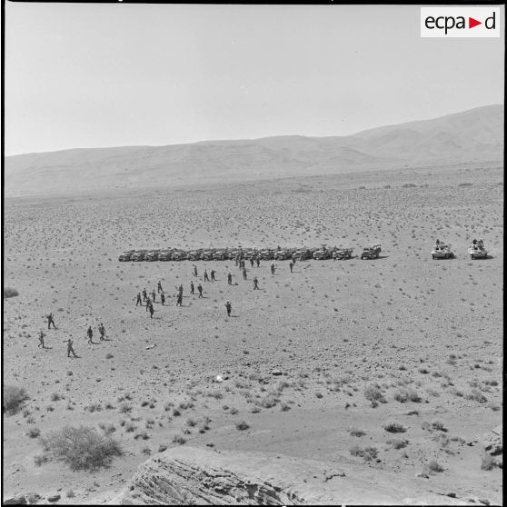 Le 2e régiment étranger d'infanterie en opération à l'occasion du tournage du film Opération combinée en Algérie. [Description en cours]