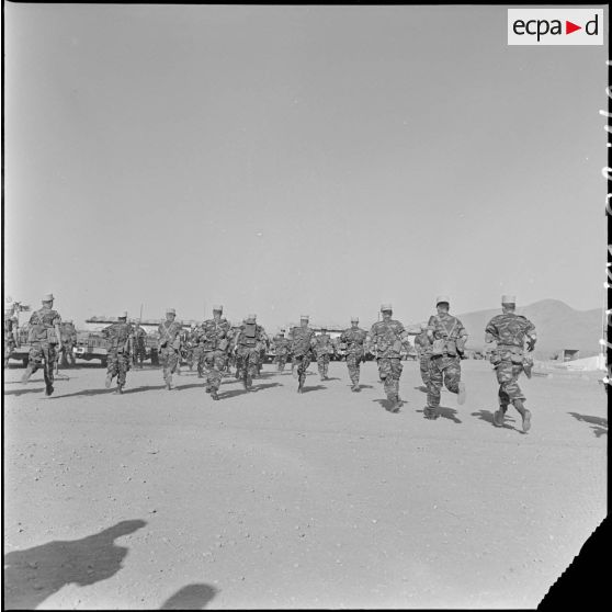 Le 2e régiment étranger d'infanterie en opération à l'occasion du tournage du film Opération combinée en Algérie. [Description en cours]