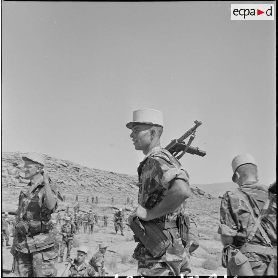 Le 2e régiment étranger d'infanterie en opération à l'occasion du tournage du film Opération combinée en Algérie. [Description en cours]