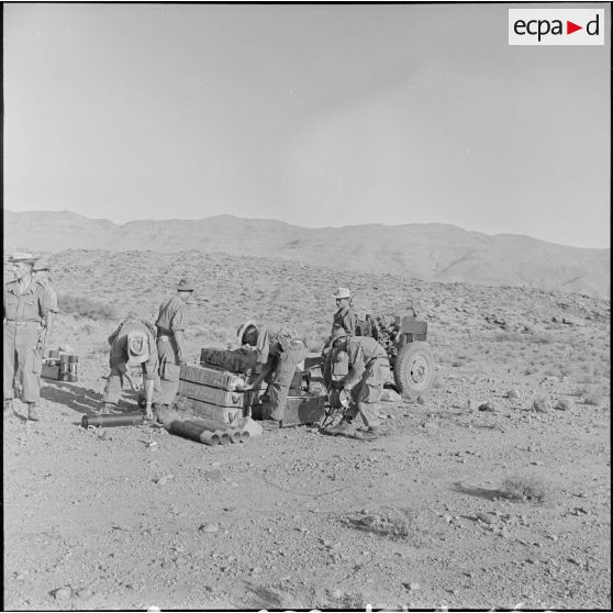 Séance de tir avec un canon de 105 HM2. [Description en cours]