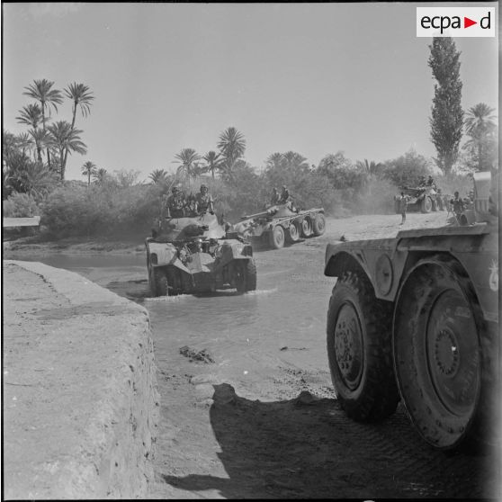 Convoi de blindé EBR Panhard traversant une rivière. [Description en cours]