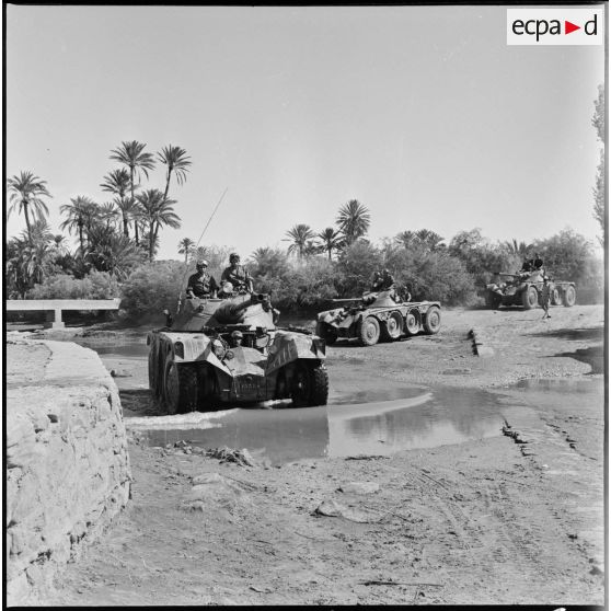 Convoi de blindé EBR Panhard traversant une rivière. [Description en cours]