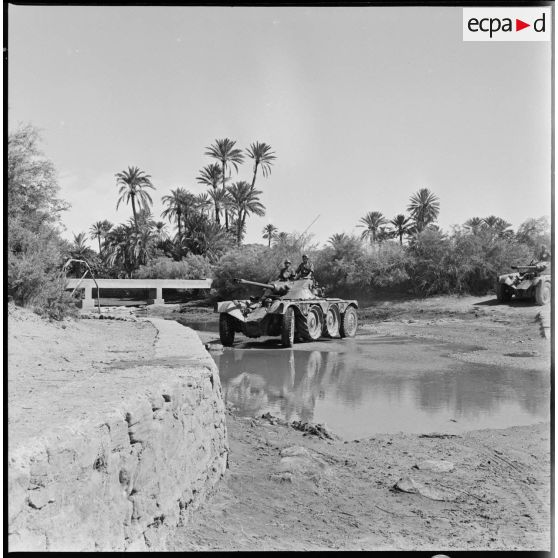 Convoi de blindé EBR Panhard traversant une rivière. [Description en cours]