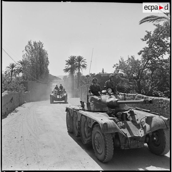 Convoi de blindé EBR Panhard traversant une oasis. [Description en cours]