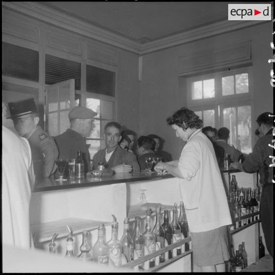 Civils d’origine européenne dans un bistrot à Saïda. [Description en cours]