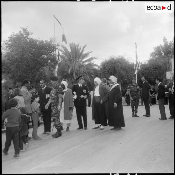 Monument aux morts de Saïda le 11 novembre 1959. [Description en cours]