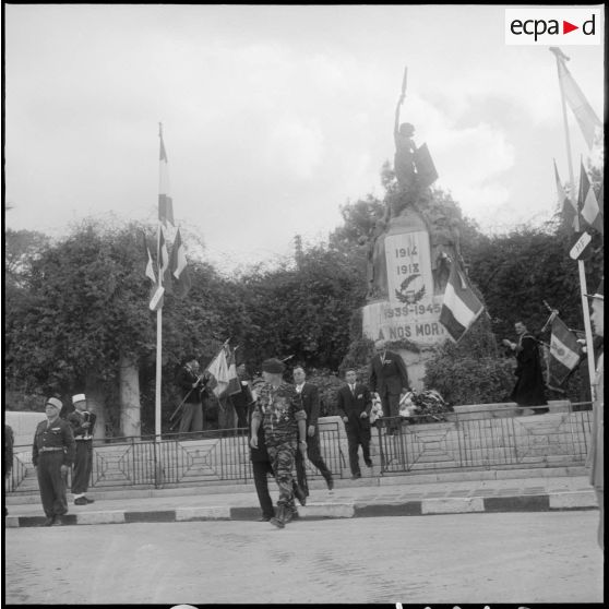 Monument aux morts de Saïda le 11 novembre 1959. [Description en cours]