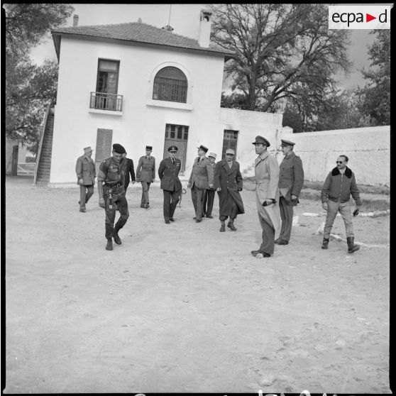 Visite du général anglais Colin Mitchell au commando Cobra. [Description en cours]