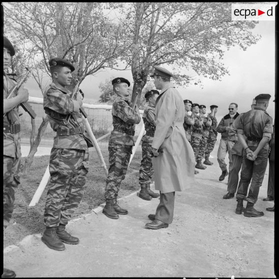 Visite du général anglais Colin Mitchell au commando Cobra. [Description en cours]