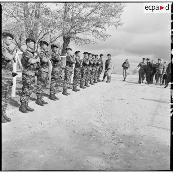 Visite du général anglais Colin Mitchell au commando Cobra. [Description en cours]