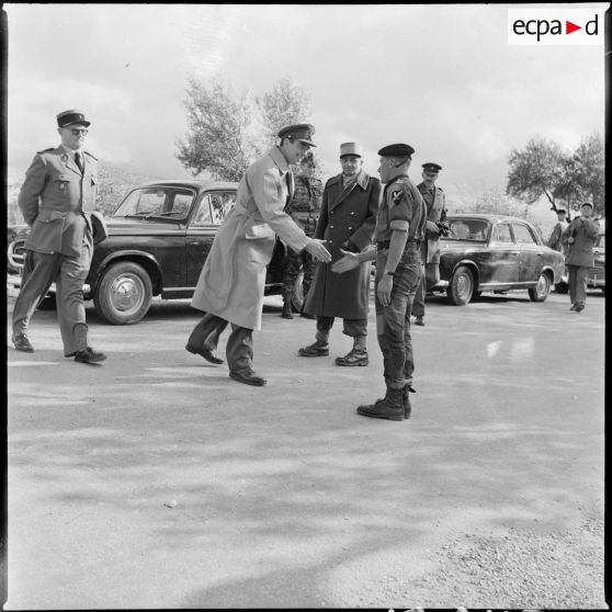 Visite du général anglais Colin Mitchell au commando Cobra. [Description en cours]