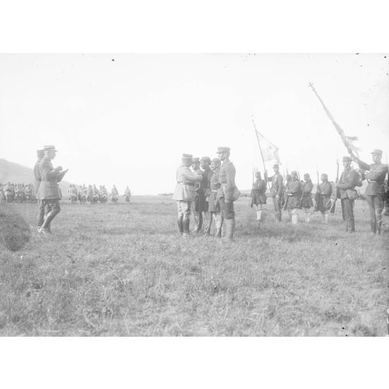 Naresch. Le Général Guillaumat décore un soldat grec. [légende d'origine]