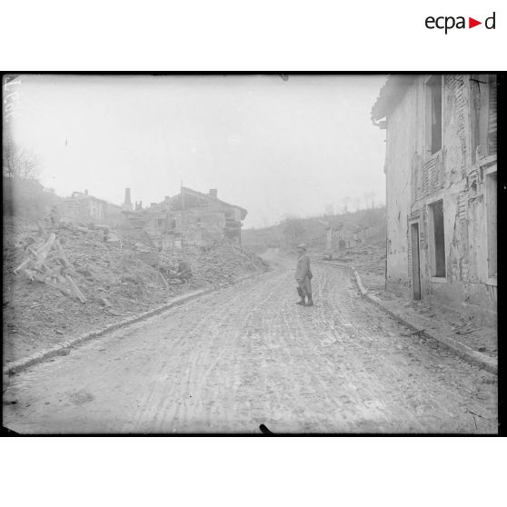 Vienne-le-Château (Marne). La route en Argonne de la Placardelle. [légende d'origine]