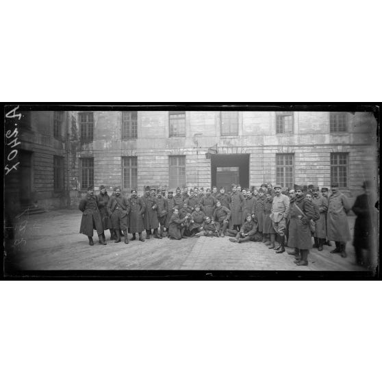 Paris, caserne de la Nouvelle France. Groupe d'engagés catalans du 1er étranger (24.12.17). [légende d'origine]