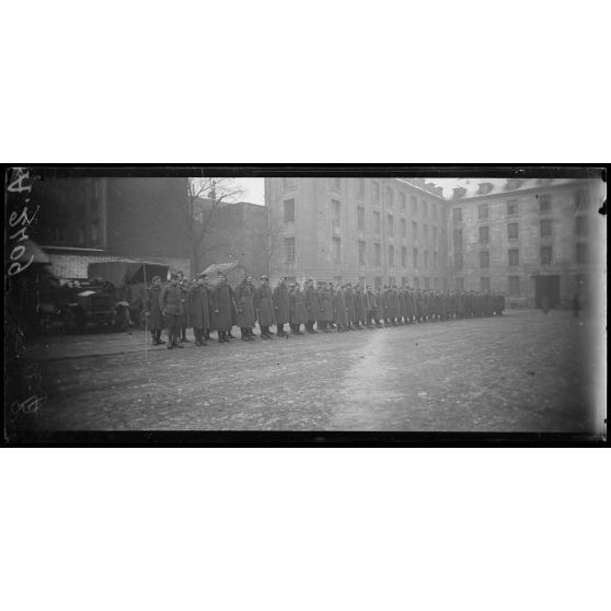 Paris, caserne de la Nouvelle France. Groupe d'engagés catalans du 1er étranger (24.12.17). [légende d'origine]