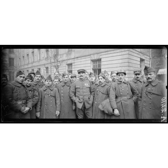 Paris, caserne de la Nouvelle France. Groupe d'engagés catalans du 1er étranger, au premier plan l'adjudant Plisson commandant le groupe. [légende d'origine]