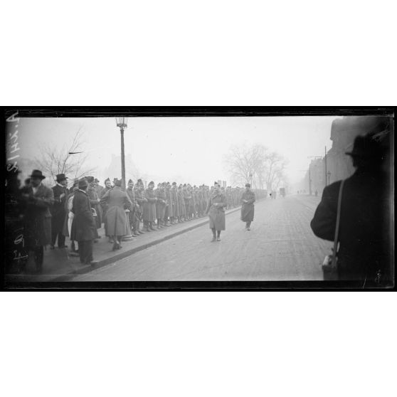 Paris, Quai d'Orsay. Les engagés catalans du 1er étranger arrivant au Palais d'Orsay pour le banquet. [légende d'origine]