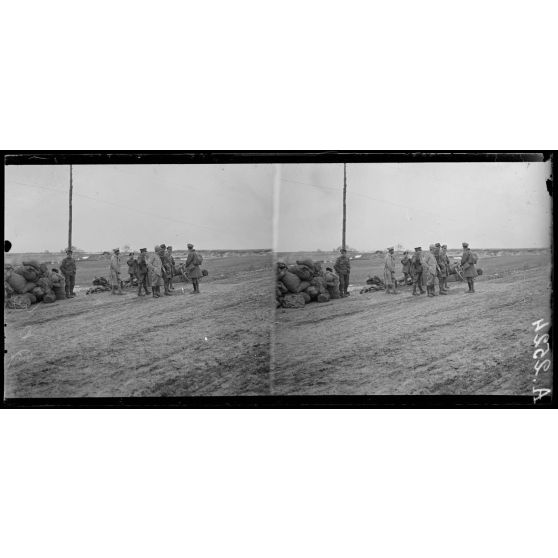 Carrières de Séraucourt (Aisne). Troupes anglaises de relève, officiers français passant les consignes aux officiers anglais (14.1.18). [légende d'origine]