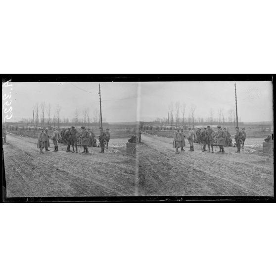 Carrières de Séraucourt (Aisne). Troupes anglaises de relève, officiers français passant les consignes aux officiers anglais (14.1.18). [légende d'origine]