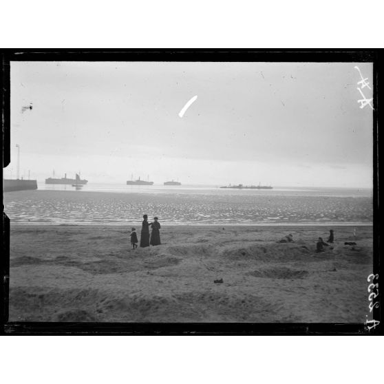 Saint-Nazaire (Loire inférieur). Transports américains entrant au port, à droite épave d'un paquebot échoué. [légende d'origine]