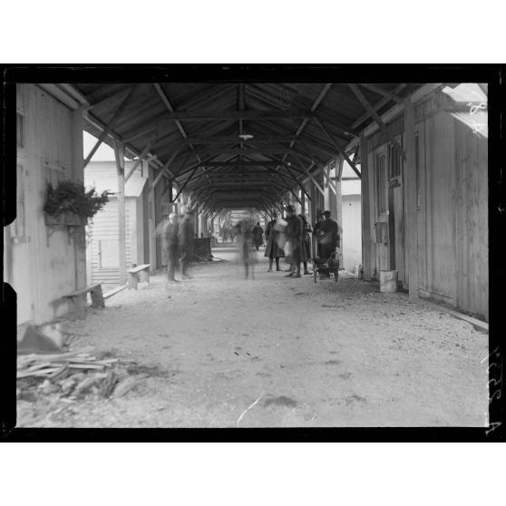 Neufchâteau (Vosges). Camp américain, le couloir central de l'hôpital. [légende d'origine]