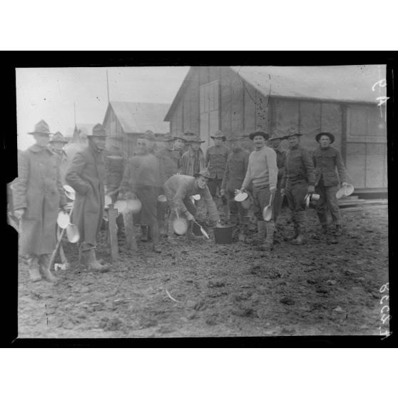 Issoudun (Indre). Camp américain d'aviation, le nettoyage des gamelles après la soupe. [légende d'origine]