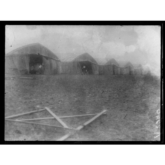 Issoudun (Indre). Camp américain d'aviation, une partie des hangars (12.1.18). [légende d'origine]