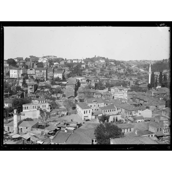 [Panorama sur une ville et un minaret].