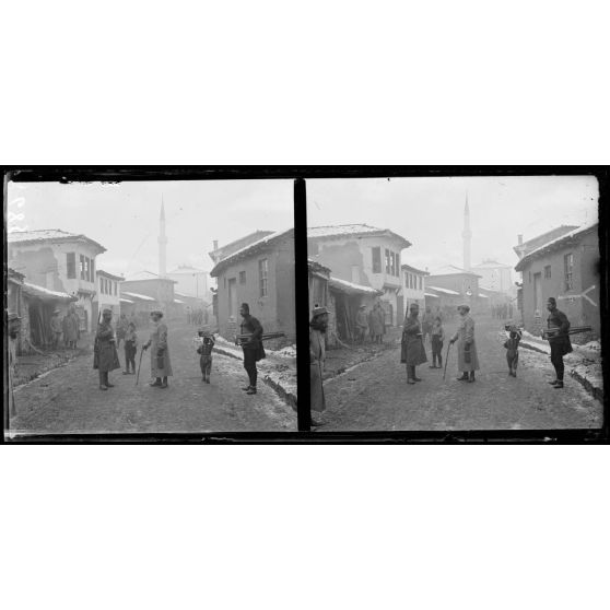 Kavadar. Une rue, mosquée en contrebas. Le capitaine Mascuraud (148e de ligne) l'un des plus jeunes capitaines de l'armée (22 ans, décoré croix de guerre). [légende d'origine]