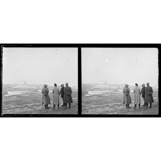 Kavadar, 3 décembre 1915, 9h du matin. Le colonel (du 148e) coiffé d'un béret d'alpin assiste au départ des troupes. [légende d'origine]