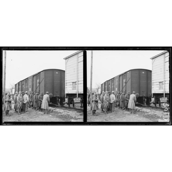 Gare de Guevgueli. 1er décembre 1915. Prisonniers bulgares au déchargement des wagons. [légende d'origine]