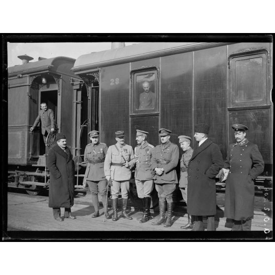 Novotcherkassk. Le Capitaine Fouquet accompagné de son aide de camp. [légende d'origine]