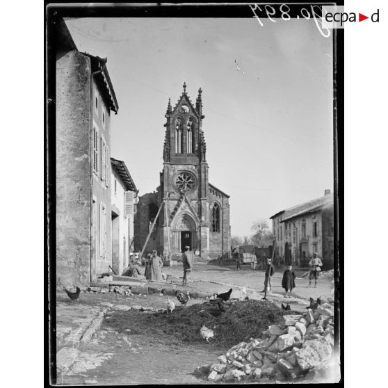 Magnières, l'église détruite par les allemands en septembre 1914. [légende d'origine]