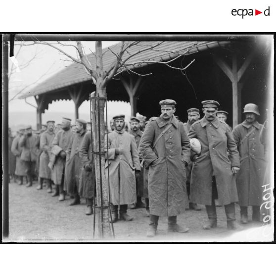 Dombasle, prisonniers allemands attendant leur départ pour le camp. [légende d'origine]